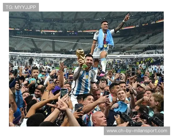 冠军典礼出现感动瞬间，梅西身侧好友难掩泪水的背后